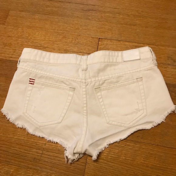 BDG UO Low Rise Dolphin Cut Off Short, White 25W - Picture 2 of 3